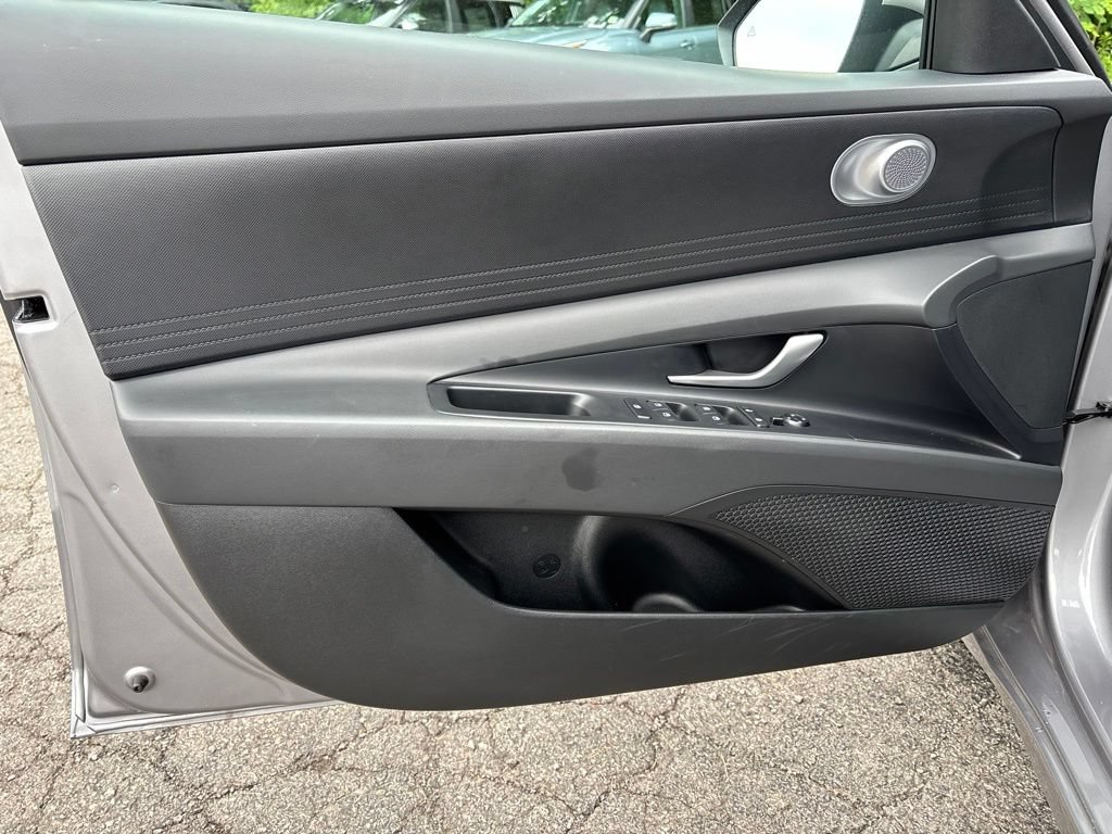 Used 2025 Hyundai Elantra SE FWD image 16