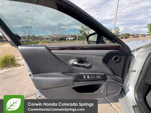Used 2019 Lexus ES 300h w/ Accessory Package FWD image 26
