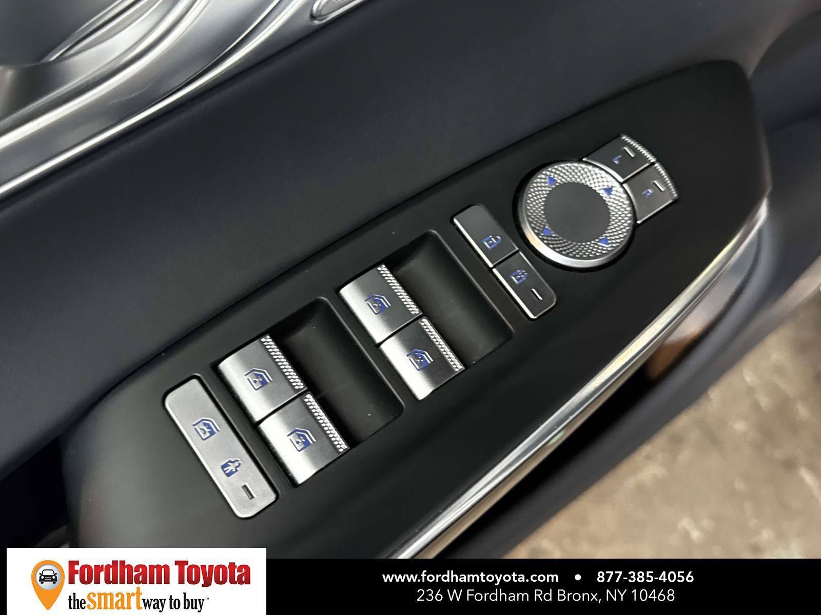 Used 2025 Genesis GV70 2.5T AWD/4WD image 16