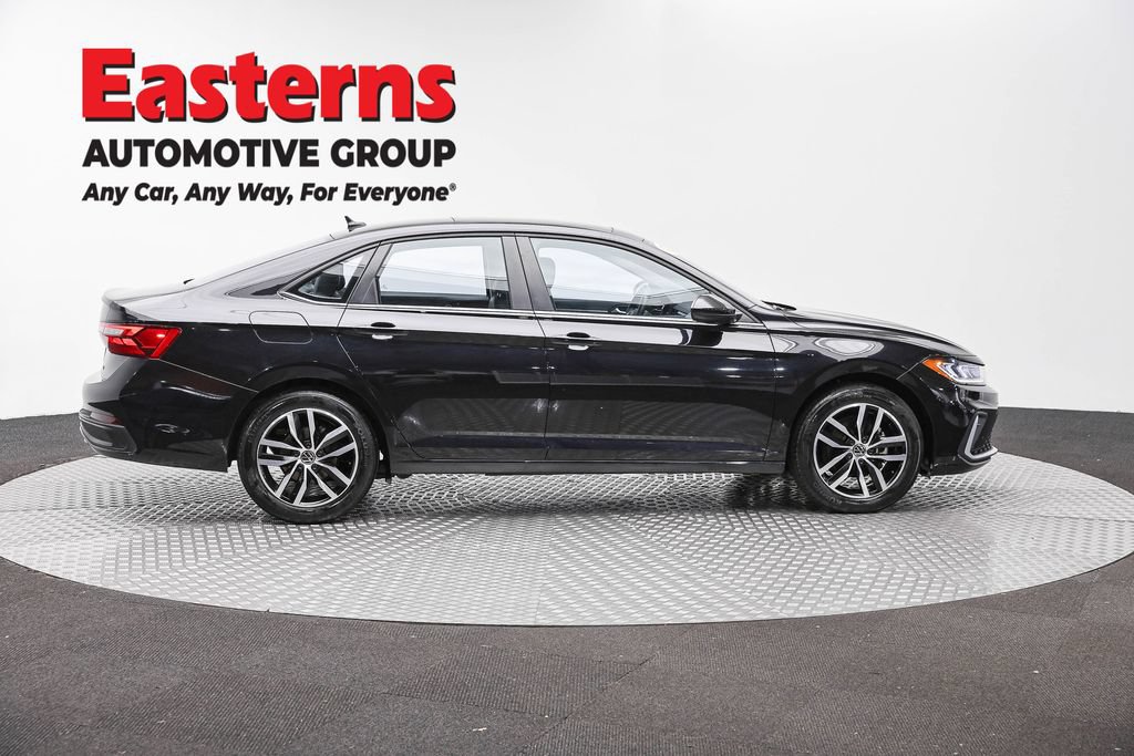 Used 2025 Volkswagen Jetta SE FWD image 4