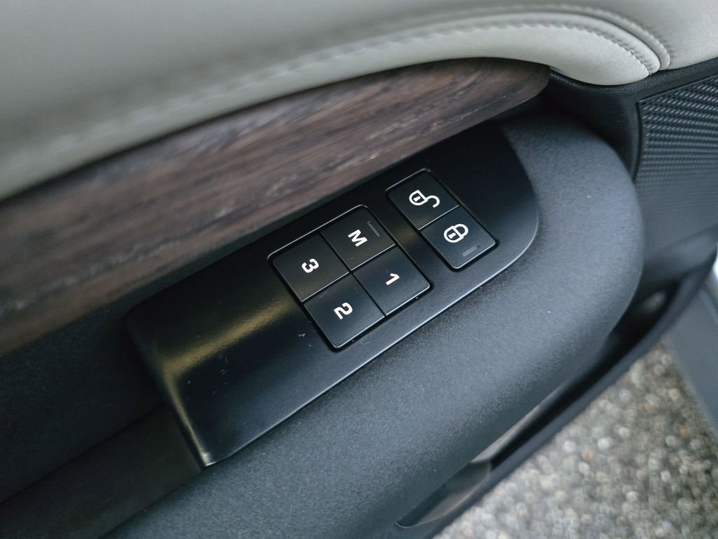 Used 2017 Land Rover Discovery HSE image 28