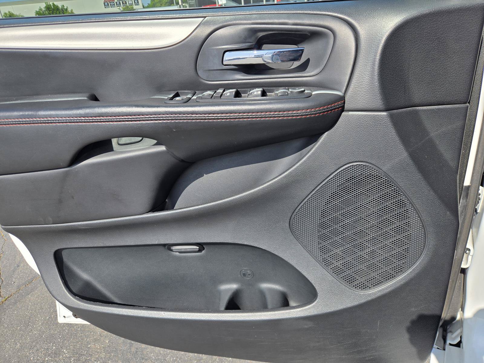 Used 2014 Dodge Grand Caravan R/T w/ Driver Convenience Group FWD image 16