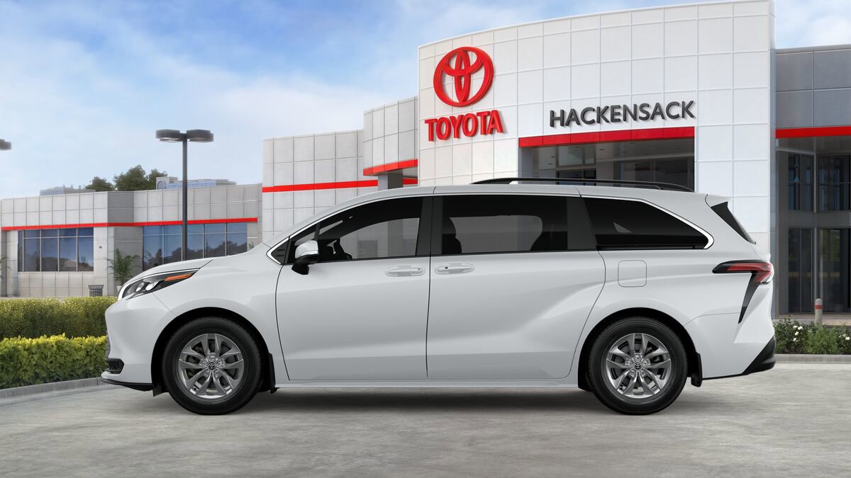 Used 2026 Toyota Sienna LE image 4