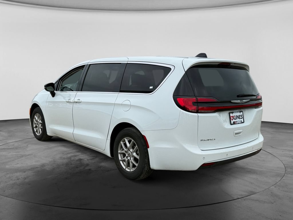 Used 2024 Chrysler Pacifica Touring-L FWD image 8