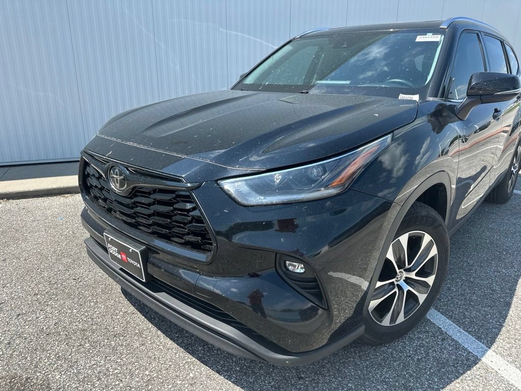 Used 2021 Toyota Highlander XLE AWD/4WD image 2