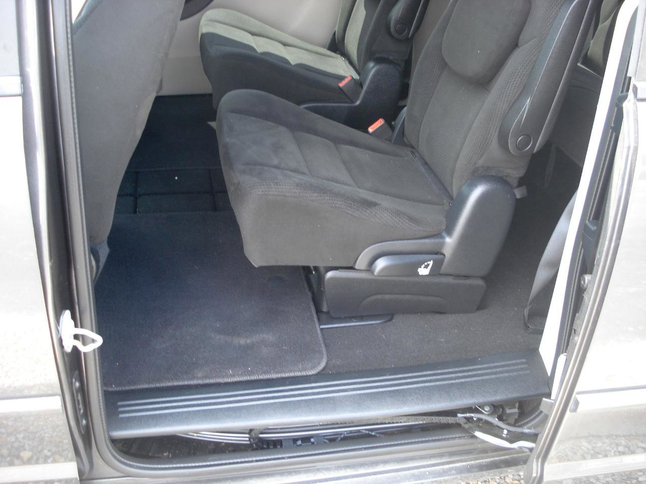 Used 2016 Dodge Grand Caravan SE image 32