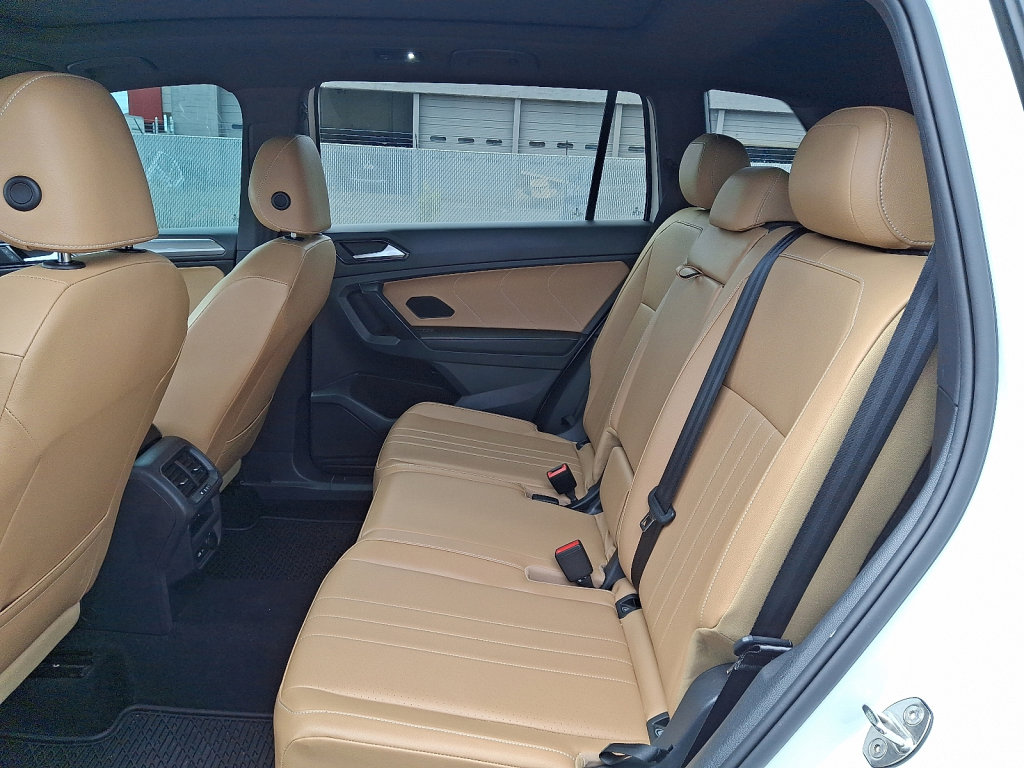 Used 2022 Volkswagen Tiguan SE R-Line image 20