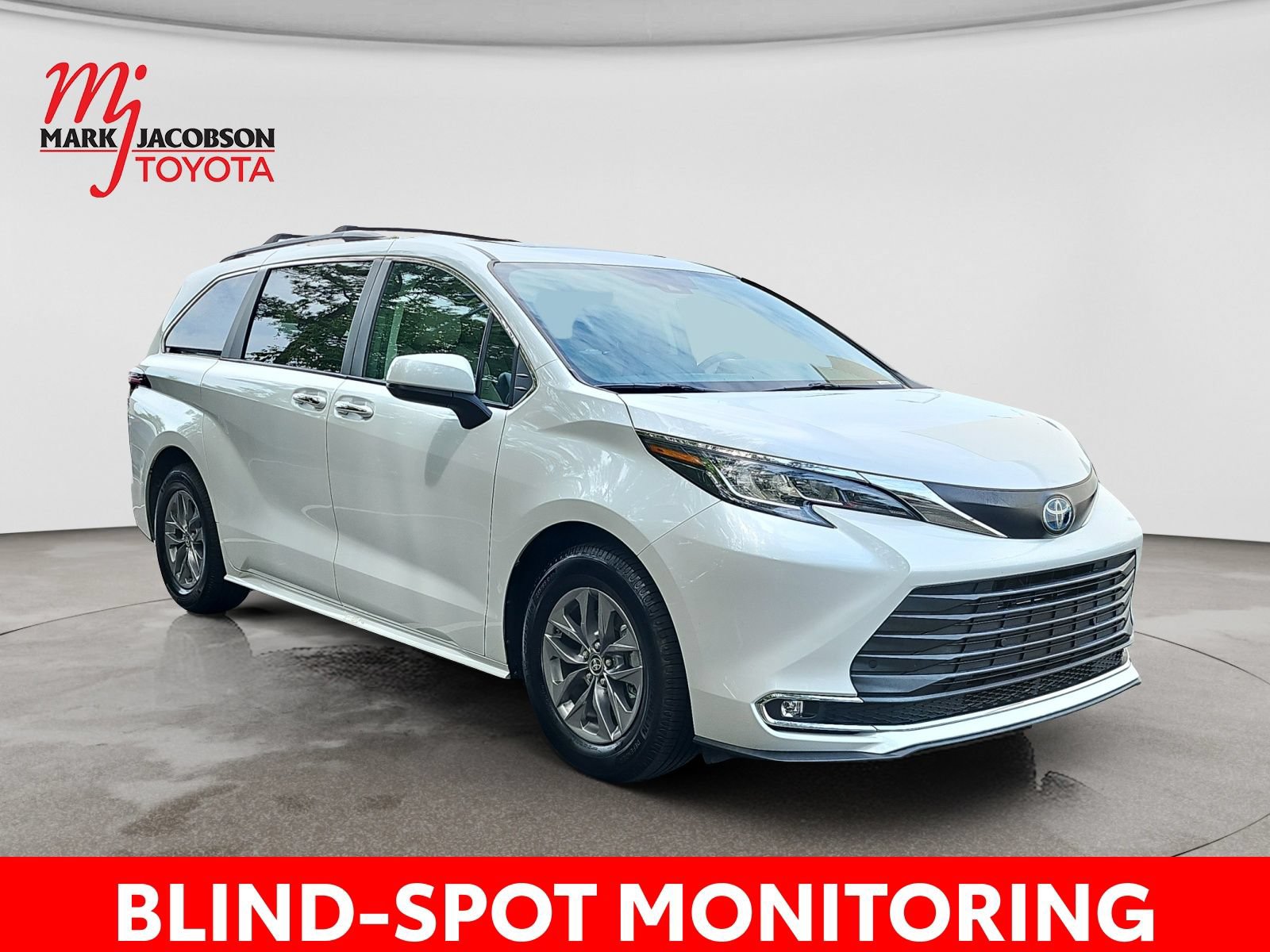 Used 2023 Toyota Sienna XLE FWD image 5