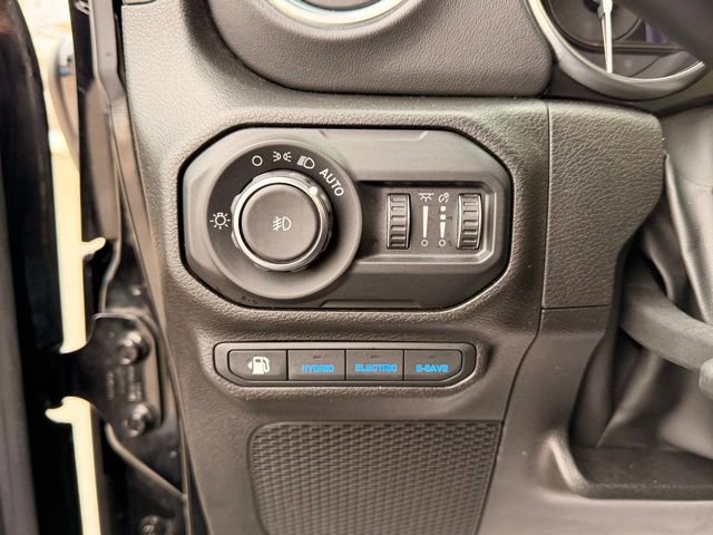 Used 2022 Jeep Wrangler Unlimited Sahara w/ Cold Weather Group image 13