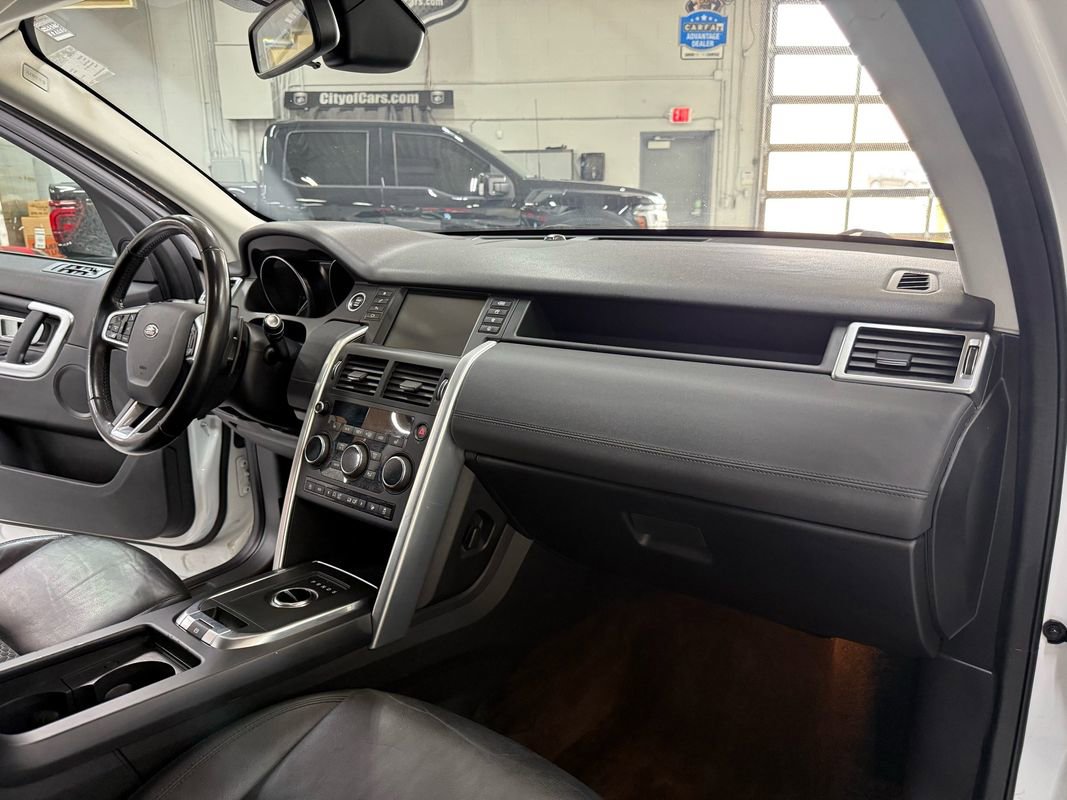 Used 2018 Land Rover Discovery Sport SE image 18