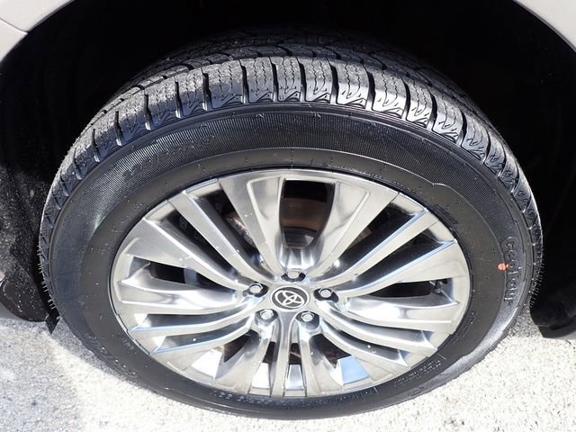 Certified 2023 Toyota Venza XLE image 12