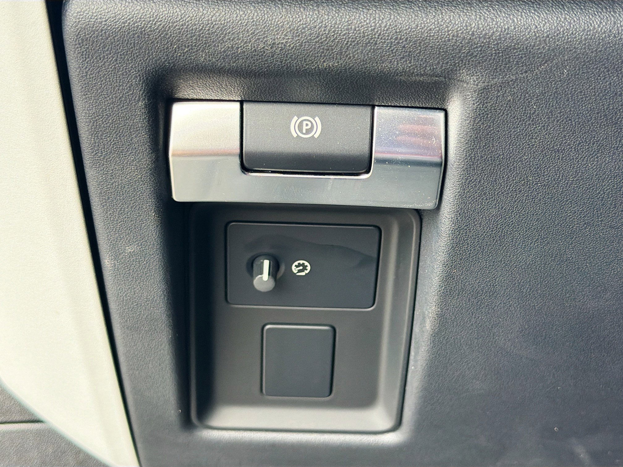 Used 2025 Land Rover Defender 110 S image 35