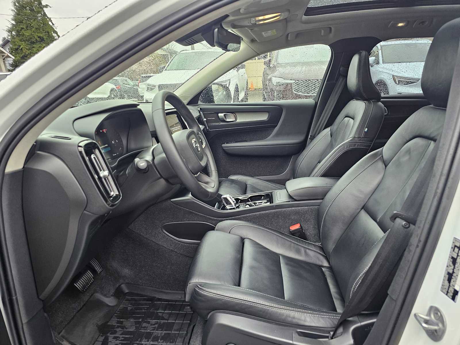 Certified 2024 Volvo XC40 B5 Ultimate w/ Protection Package Premier image 22