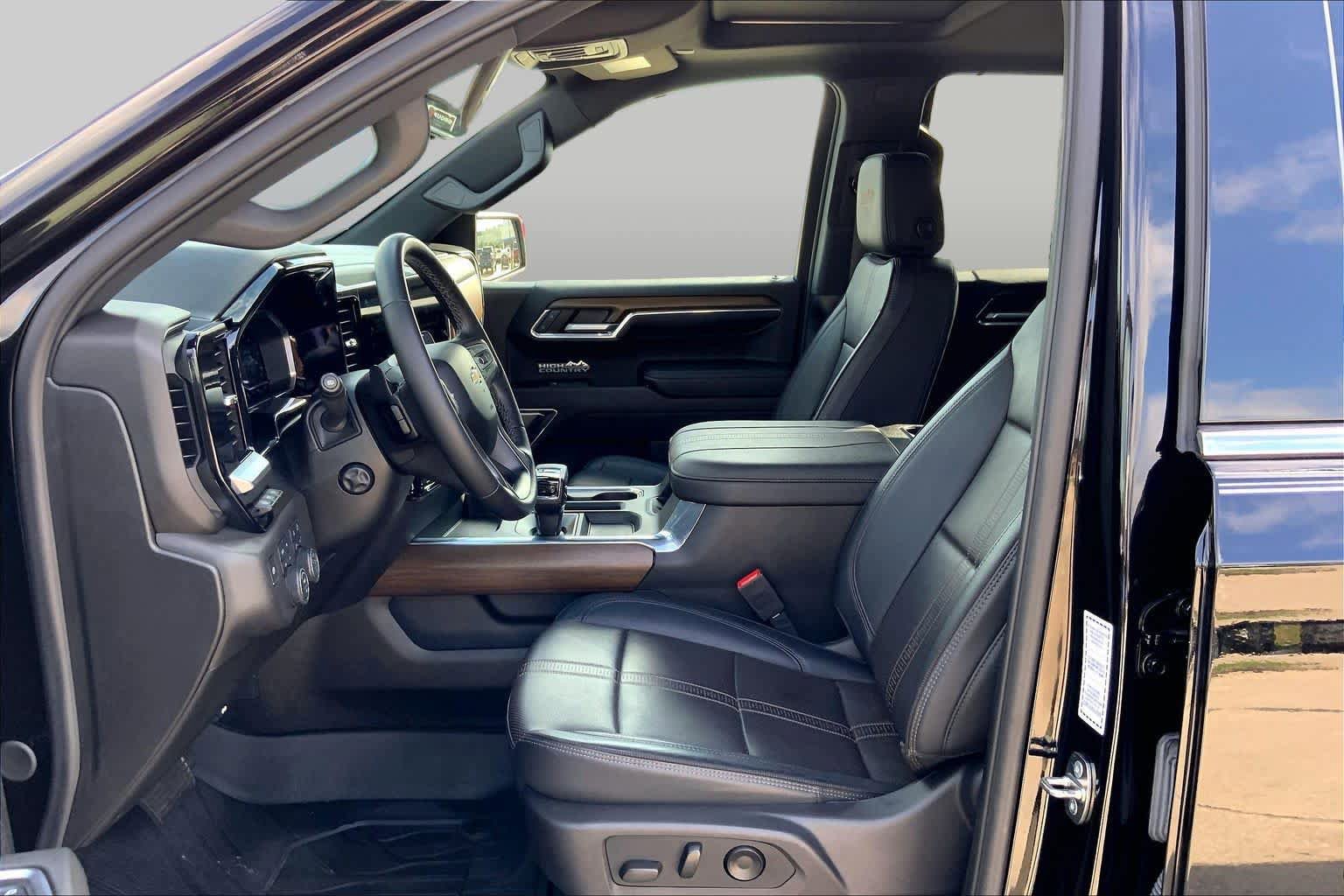 Used 2024 Chevrolet Silverado 1500 High Country w/ High Country Premium Package AWD/4WD image 15