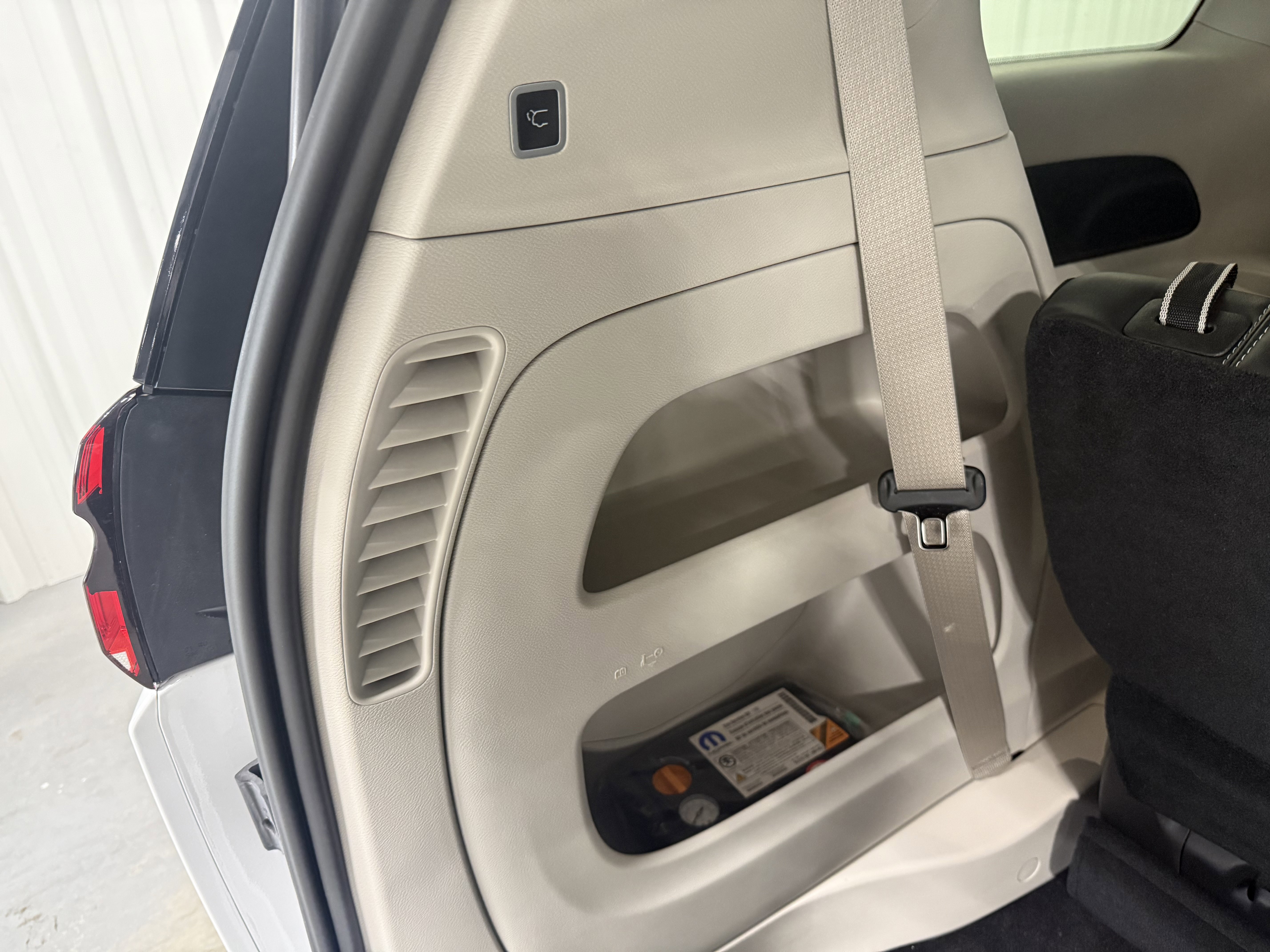 Used 2024 Chrysler Pacifica Touring-L image 6