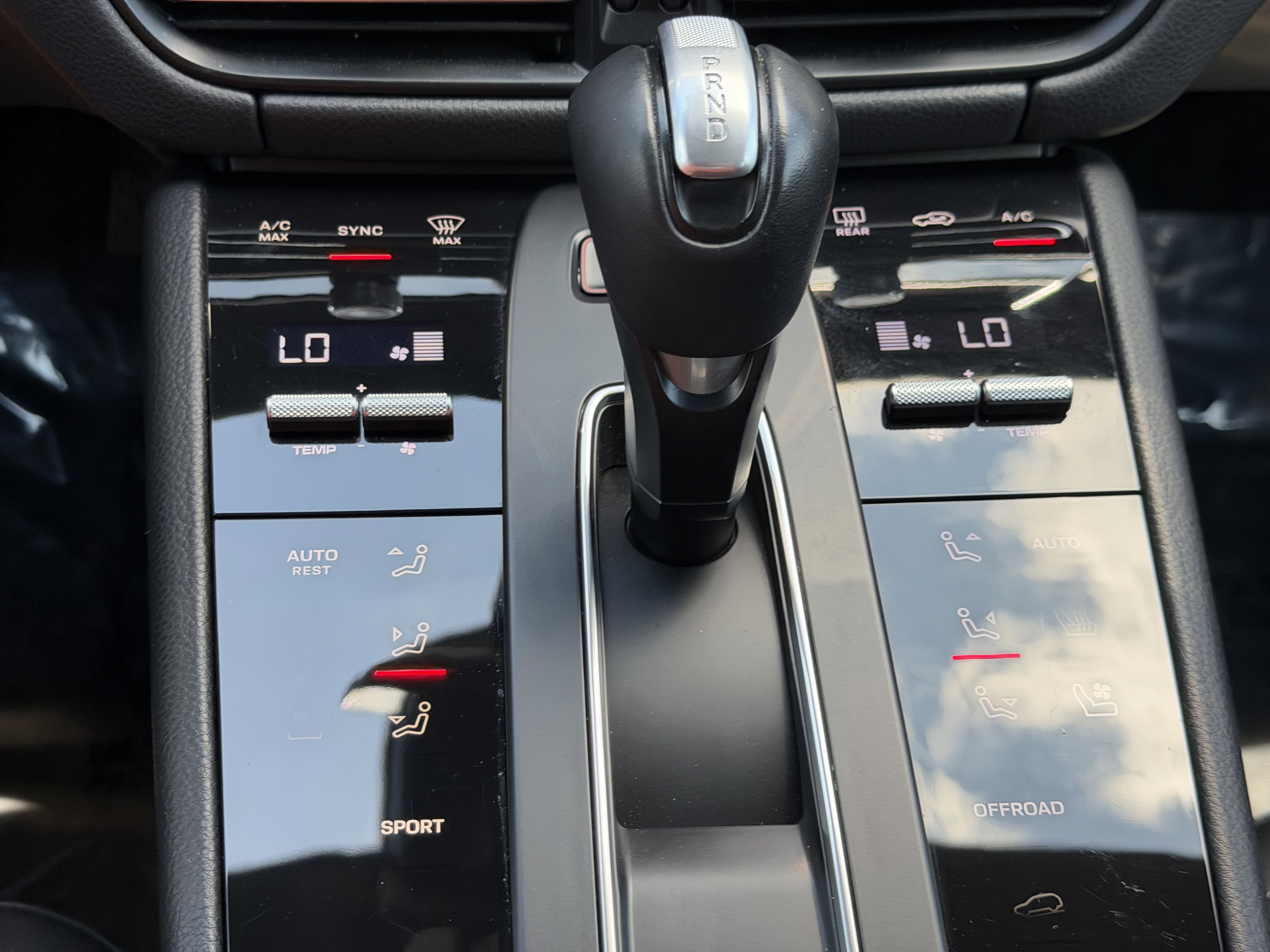 Certified 2024 Porsche Macan AWD/4WD image 31