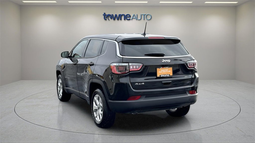 Used 2025 Jeep Compass Sport image 3