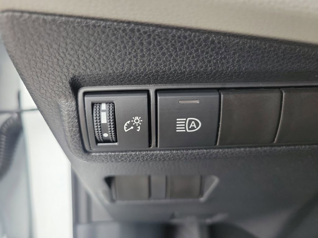 Used 2025 Toyota Corolla Cross L image 28
