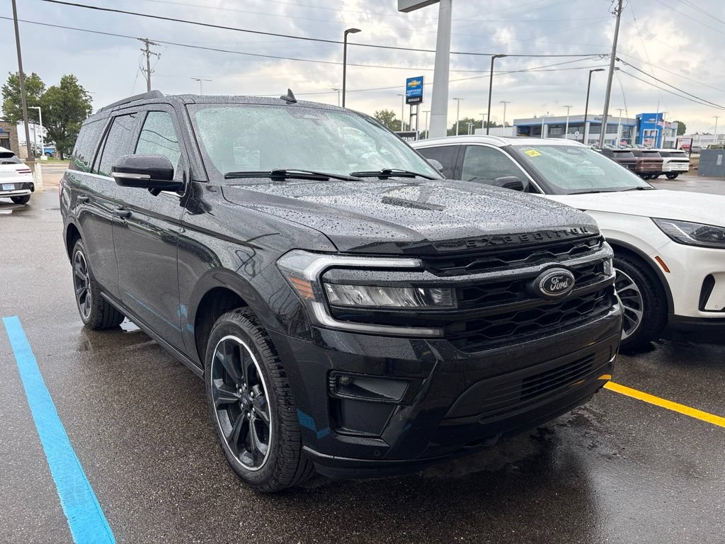 Used 2023 Ford Expedition Limited AWD/4WD image 2