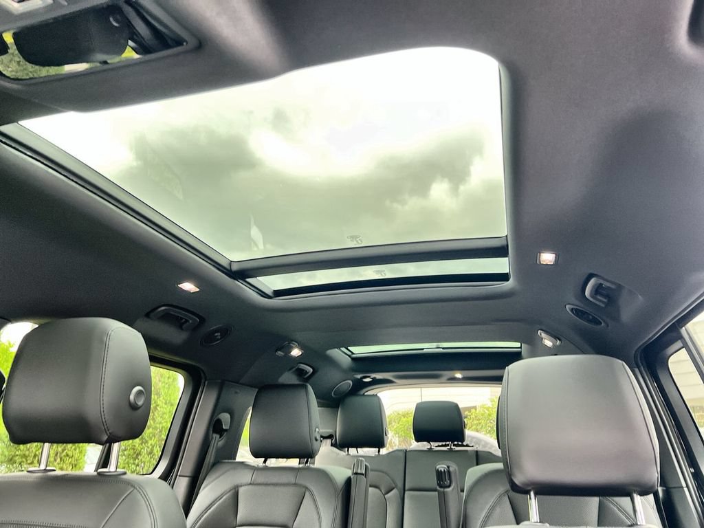 New 2026 Land Rover Defender 130 X-Dynamic SE AWD/4WD image 19