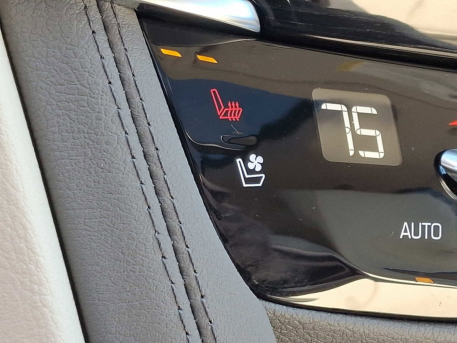 Used 2025 Cadillac XT6 Premium Luxury image 25