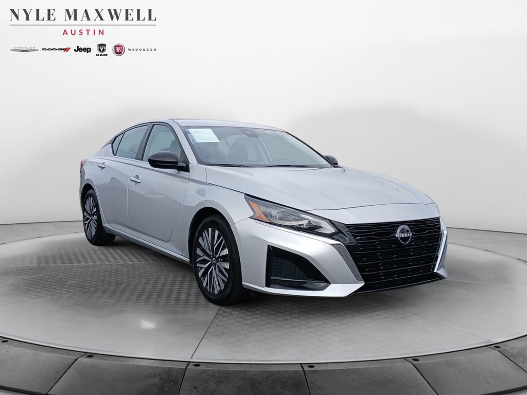 Used 2024 Nissan Altima 2.5 SV FWD image 2