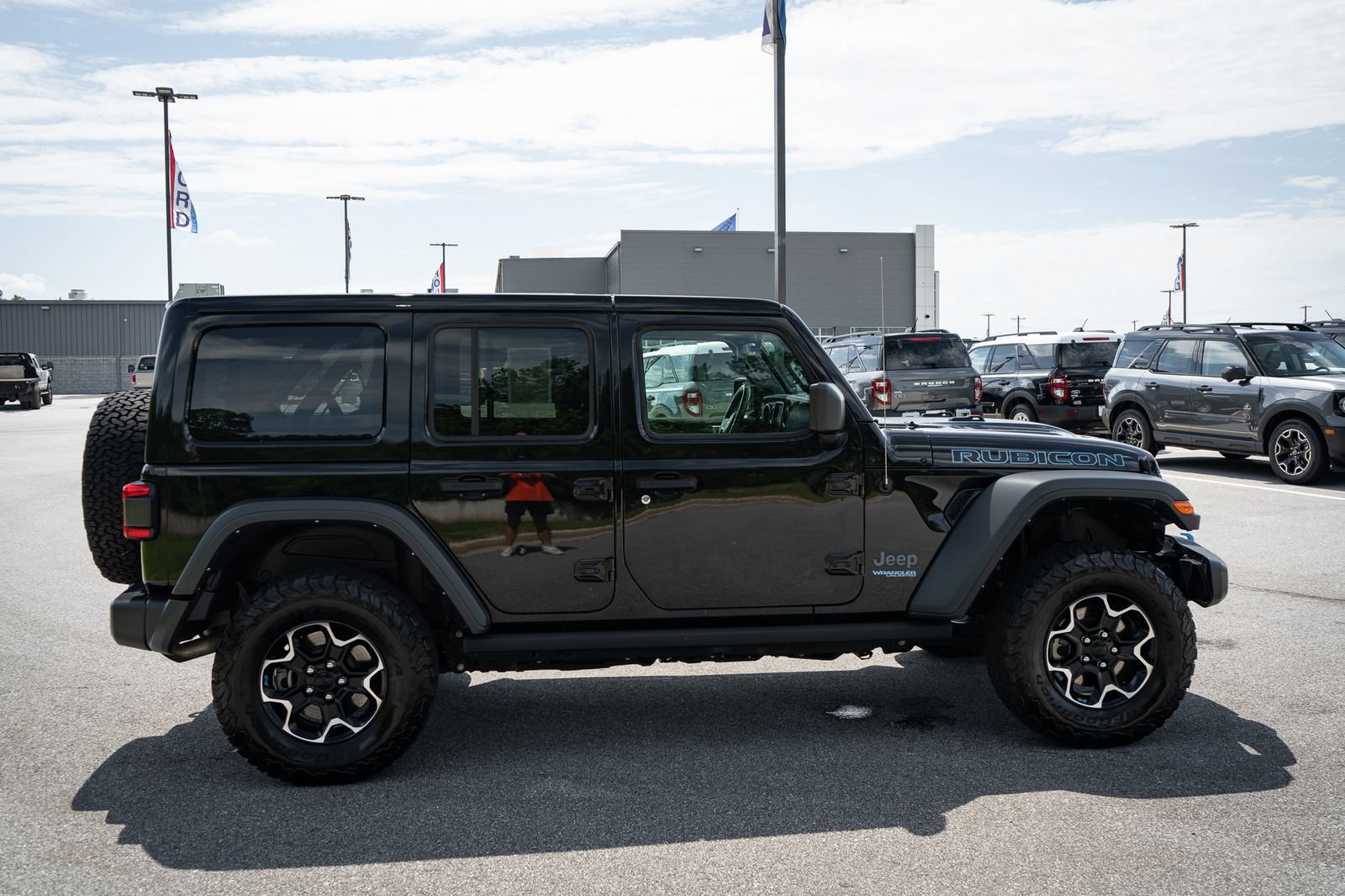 Used 2021 Jeep Wrangler Unlimited Rubicon 4xe w/ Cold Weather Group AWD/4WD image 11