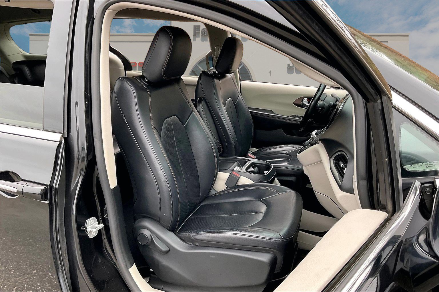 Used 2019 Chrysler Pacifica Touring-L image 7