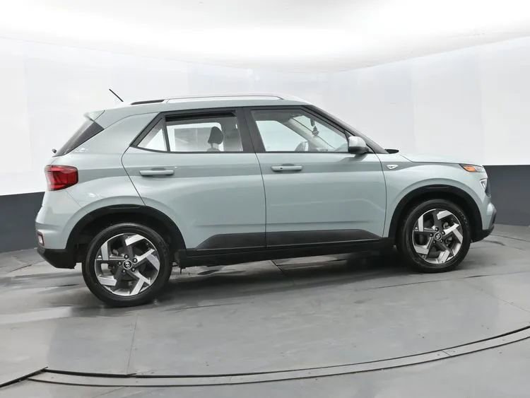 Used 2025 Hyundai Venue SEL image 4