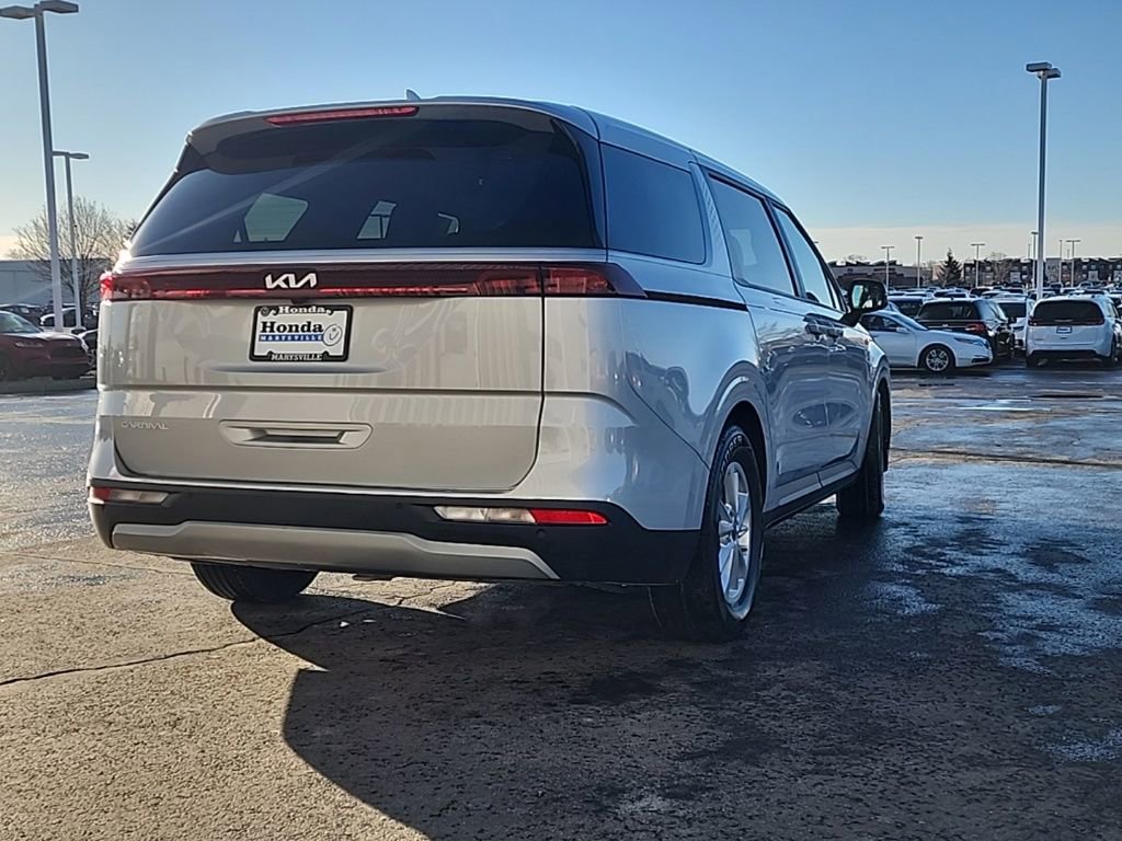 Used 2023 Kia Carnival LX image 7