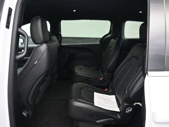 Used 2025 Chrysler Pacifica Select image 13