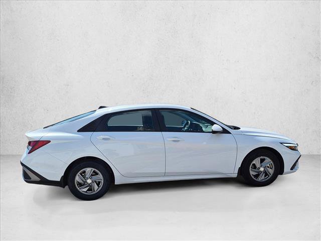 Used 2025 Hyundai Elantra SE FWD image 4