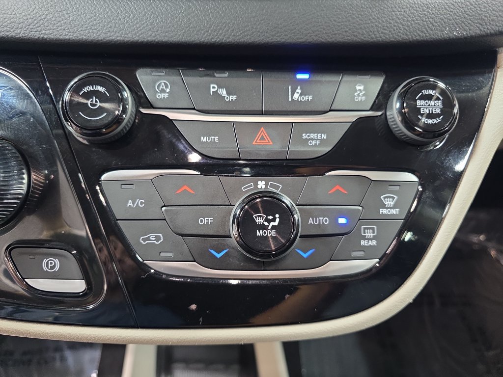 Used 2023 Chrysler Pacifica Touring-L FWD image 26