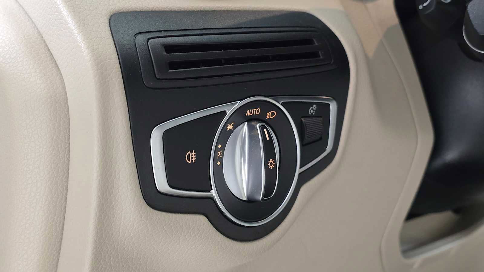 Used 2019 Mercedes-Benz GLC 300 4MATIC image 25