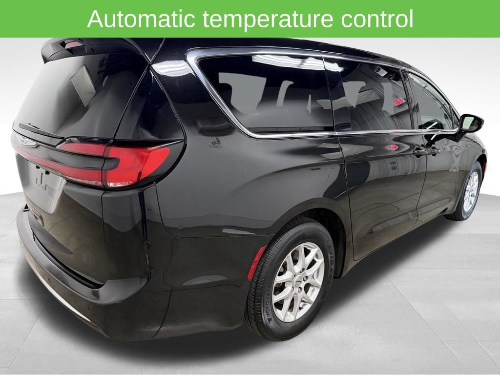 Used 2025 Chrysler Pacifica Select FWD image 7