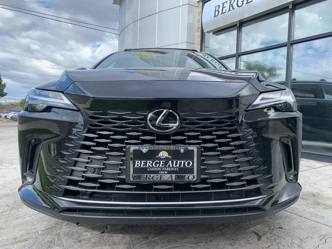 Used 2023 Lexus RX 350h image 2