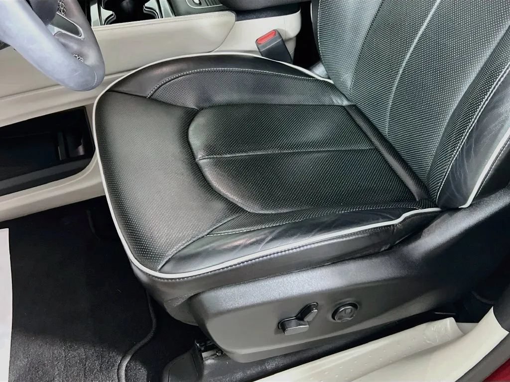 Used 2023 Chrysler Pacifica Limited FWD image 20