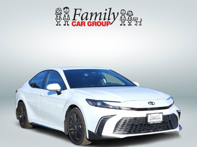 Used 2025 Toyota Camry SE w/ Convenience Package FWD image 2