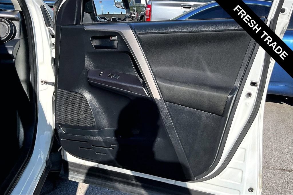Used 2018 Toyota RAV4 LE AWD/4WD image 26