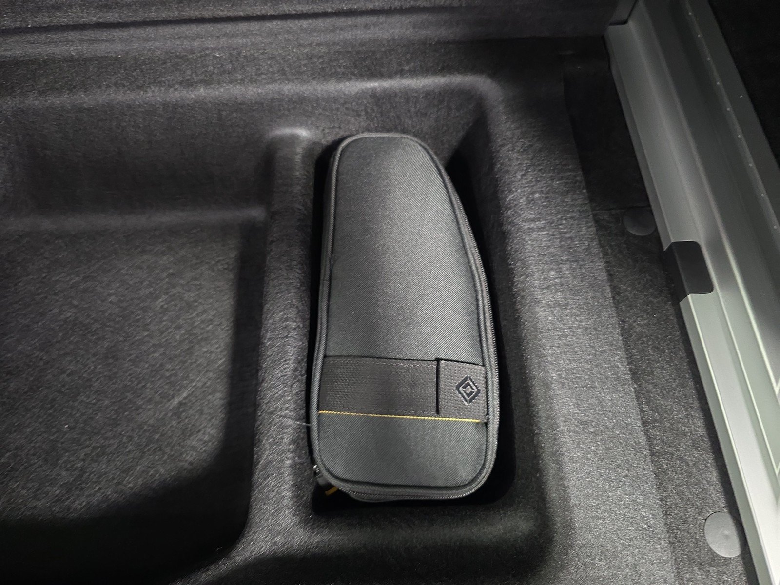 Used 2024 Rivian R1S Adventure AWD/4WD image 34