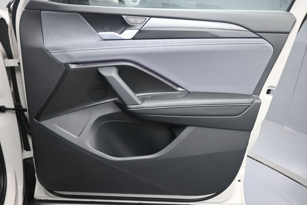 New 2026 Volkswagen Tiguan SE R-Line FWD image 30
