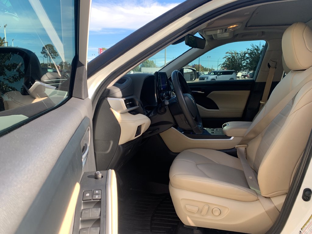 Used 2023 Toyota Highlander XLE FWD image 24
