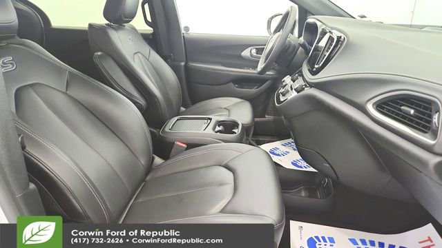 Used 2024 Chrysler Pacifica Select image 25