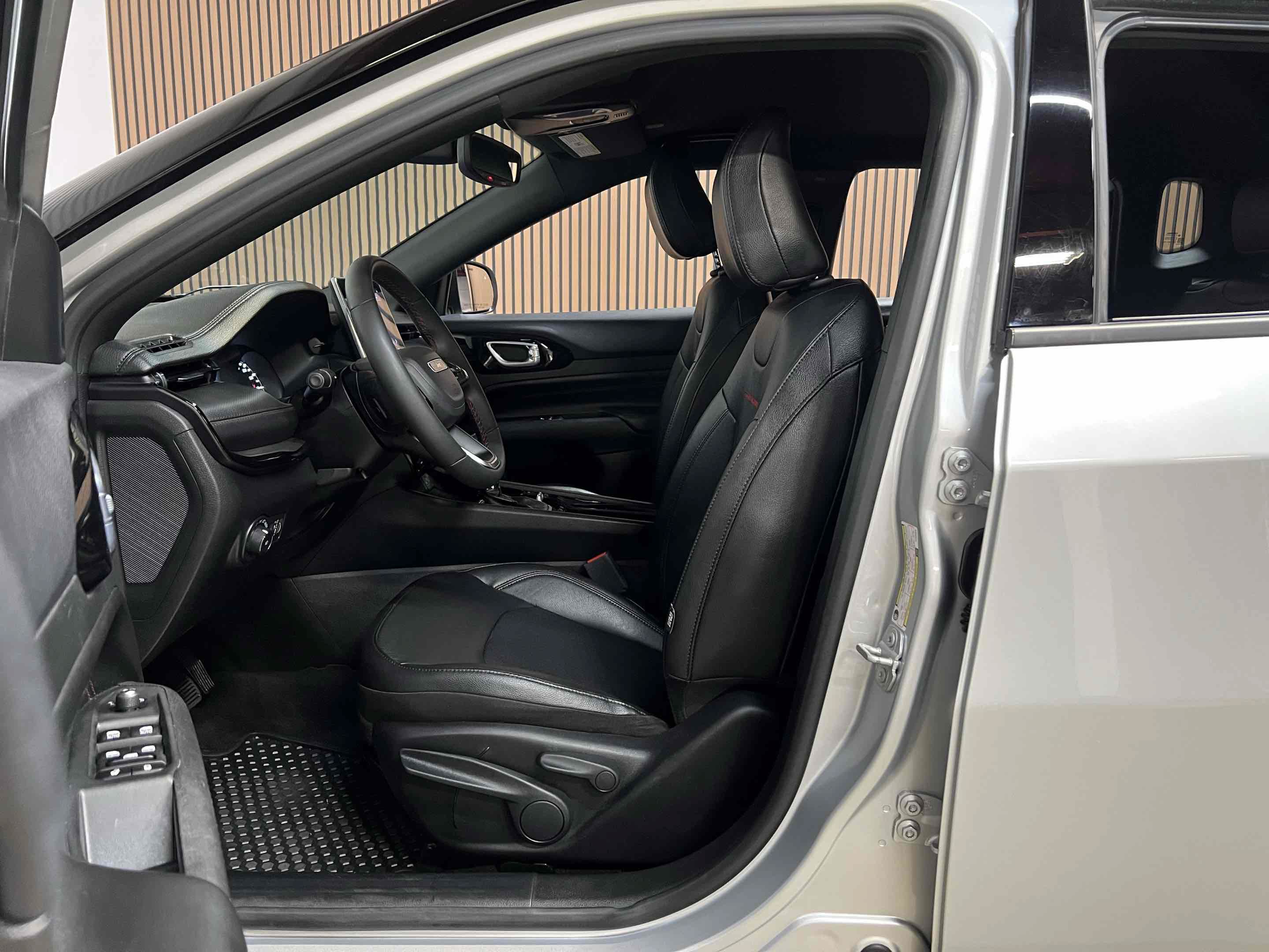 Used 2025 Jeep Compass Trailhawk AWD/4WD image 36