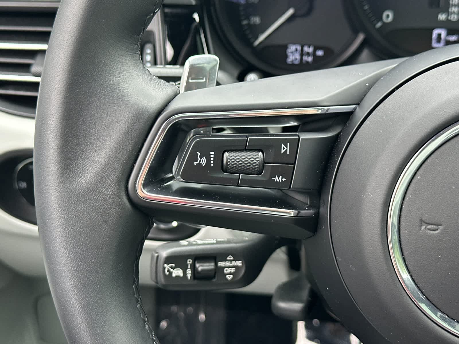 Certified 2025 Porsche Macan AWD/4WD image 26