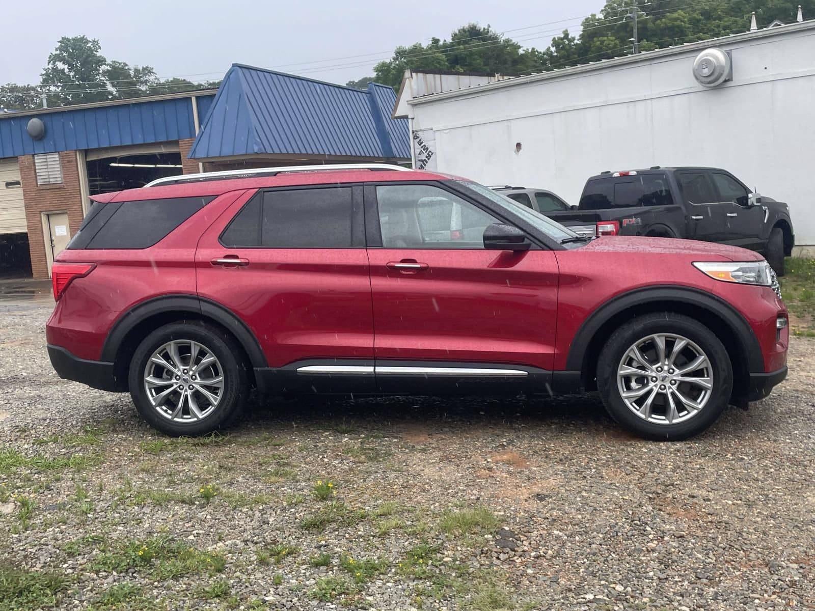 Used 2021 Ford Explorer Limited w/ Equipment Group 301A RWD image 2