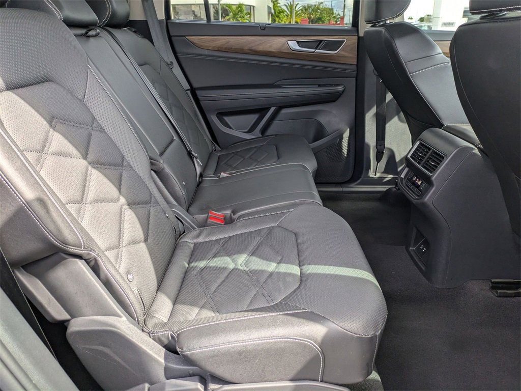 Used 2025 Volkswagen Atlas SE image 30