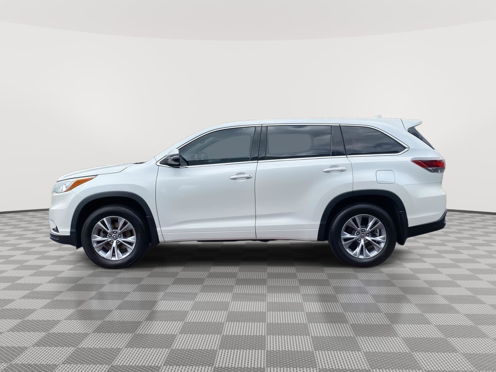 Used 2016 Toyota Highlander Plus FWD image 8