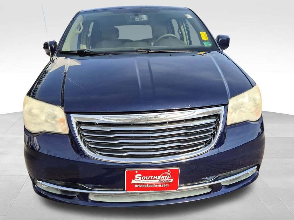 Used 2013 Chrysler Town & Country Touring image 8