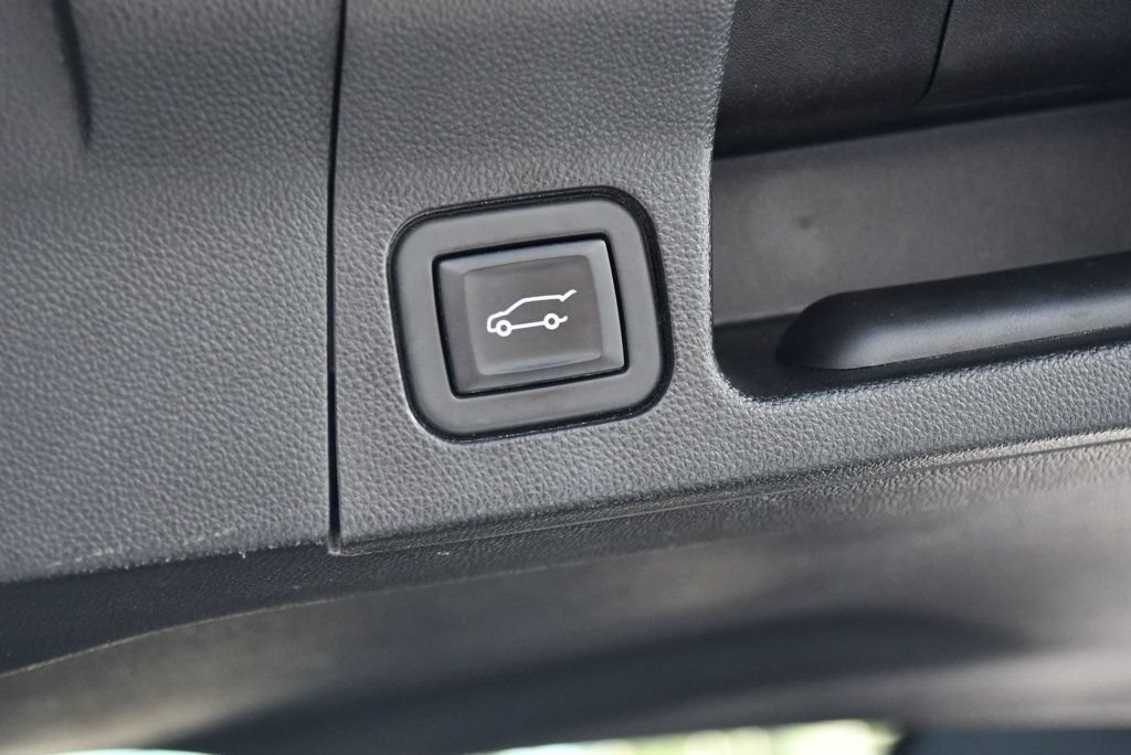 Used 2021 GMC Acadia Denali w/ Denali Technology Package FWD image 18
